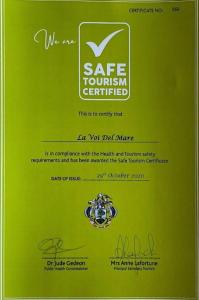 um envelope verde com certificado de turismo aéreo certificado em La Voi del Mare em Grand Anse