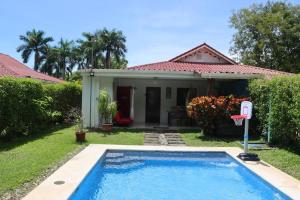 einen Pool vor einem Haus mit einem Basketballkorb in der Unterkunft Pura Vida Villa! Beachfront Golf and Country Club Los Delfines 24 hours security in Tambor