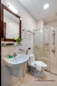 e bagno con lavandino, servizi igienici e doccia. di LILA Hotel & Apartments ad Ho Chi Minh