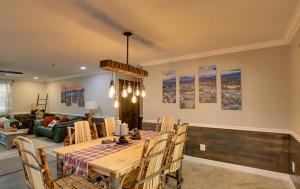 ein Esszimmer mit Tisch und Stühlen in der Unterkunft Dollywood Pool Spa Sauna Gym, Walk To Dollywood fireworks view!! in Pigeon Forge