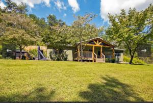 ein Haus mit einem Pavillon und einem Spielplatz in der Unterkunft Dollywood Pool Spa Sauna Gym, Walk To Dollywood fireworks view!! in Pigeon Forge