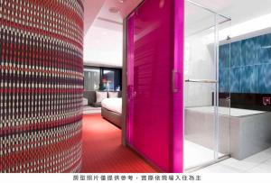 uma casa de banho com uma porta rosa e uma banheira em Royal Hotel Group- Central Park Branch em Kaohsiung