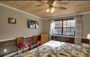 ein Schlafzimmer mit Tisch und Stühlen sowie einem Deckenventilator in der Unterkunft Dollywood Pool Spa Sauna Gym, Walk To Dollywood fireworks view!! in Pigeon Forge + 131 Fotos