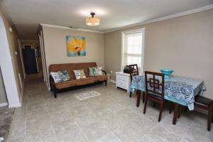sala de estar con sofá y mesa en Quick & Intimate Beach Getaway en Galveston