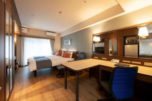 ein Hotelzimmer mit einem Bett und einem Schreibtisch in der Unterkunft Hotel New Port Yokosuka in Yokosuka