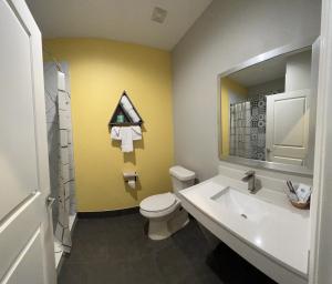 uma casa de banho com um WC branco e um lavatório. em The Residency Suites em Sugar Land