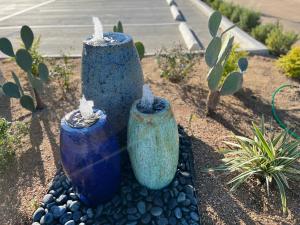 un grupo de tres jarrones azules sentados en un jardín en The Residency Suites en Sugar Land