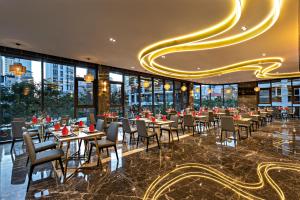 Restaurace v ubytování Golden Lotus Grand Da Nang - Panoramic Rooftop Bar & Daily Afternoon Tea