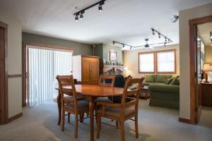 1214 - Two Bedroom Standard Eagle Springs West condo في Solitude: مطبخ وغرفة طعام مع طاولة وكراسي