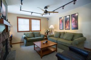 1214 - Two Bedroom Standard Eagle Springs West condo في Solitude: غرفة معيشة مع كنبتين وطاولة قهوة