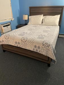Llit o llits en una habitació de Large 3-Bedrooms/2-Bath Apt, One Block to Train