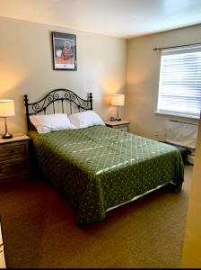 Llit o llits en una habitació de Large 3-Bedrooms/2-Bath Apt, One Block to Train