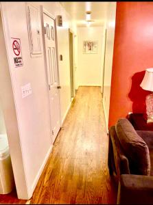 Foto de la galeria de Large 3-Bedrooms/2-Bath Apt, One Block to Train a Brooklyn