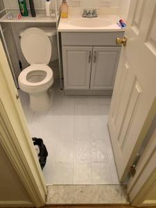 Bany a Large 3-Bedrooms/2-Bath Apt, One Block to Train