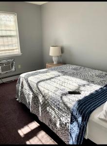 Llit o llits en una habitació de Large 3-Bedrooms/2-Bath Apt, One Block to Train