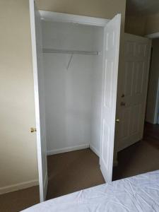 Llit o llits en una habitació de Large 3-Bedrooms/2-Bath Apt, One Block to Train