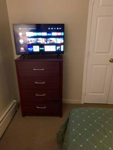 Televisor o centre d'entreteniment de Large 3-Bedrooms/2-Bath Apt, One Block to Train