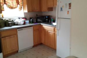 Cuina o zona de cuina de Large 3-Bedrooms/2-Bath Apt, One Block to Train