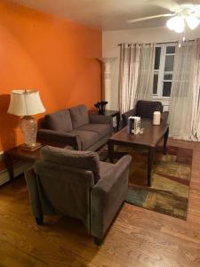 Zona d'estar a Large 3-Bedrooms/2-Bath Apt, One Block to Train