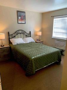 Llit o llits en una habitació de Large 3-Bedrooms/2-Bath Apt, One Block to Train