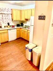 Cuina o zona de cuina de Large 3-Bedrooms/2-Bath Apt, One Block to Train