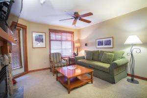 sala de estar con sofá y mesa en 1205A - One Bedroom Standard Eagle Springs West Hotel Room, en Solitude