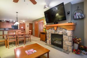 uma sala de estar com lareira e uma televisão de ecrã plano por cima em 1205A - One Bedroom Standard Eagle Springs West Hotel Room em Solitude
