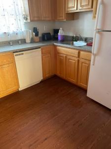 Cuina o zona de cuina de Large 3-Bedrooms/2-Bath Apt, One Block to Train