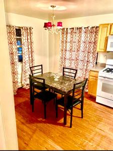 Cuina o zona de cuina de Large 3-Bedrooms/2-Bath Apt, One Block to Train