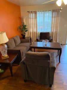 Zona d'estar a Large 3-Bedrooms/2-Bath Apt, One Block to Train