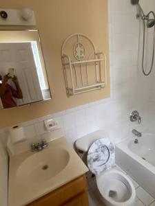 Bany a Large 3-Bedrooms/2-Bath Apt, One Block to Train