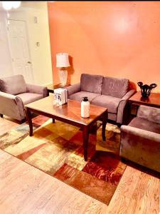 Zona d'estar a Large 3-Bedrooms/2-Bath Apt, One Block to Train