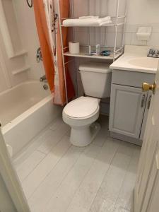 Bany a Large 3-Bedrooms/2-Bath Apt, One Block to Train