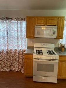 Cuina o zona de cuina de Large 3-Bedrooms/2-Bath Apt, One Block to Train