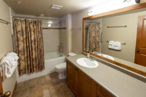 Ένα μπάνιο στο 1102 - Two Bedroom Standard Eagle Springs West condo