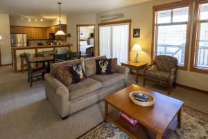 Χώρος καθιστικού στο 1102 - Two Bedroom Standard Eagle Springs West condo