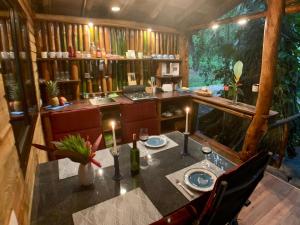 una sala da pranzo con tavolo in una casa sull'albero di Jungle Bluff Beach Paradise - Jungle House a Paunch