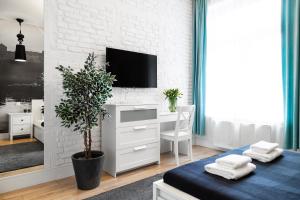 Televízia a/alebo spoločenská miestnosť v ubytovaní Househost Apartment: Bonerowska 5/19