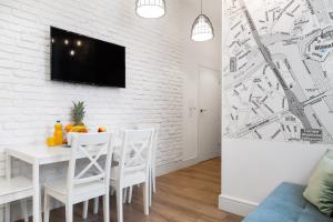 Televízia a/alebo spoločenská miestnosť v ubytovaní Househost Apartment: Bonerowska 5/19