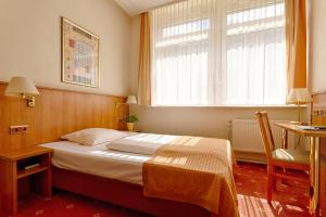 Postel nebo postele na pokoji v ubytování Traveller Hotel