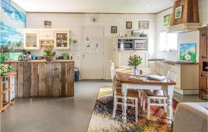 cocina y comedor con mesa y sillas en Pet Friendly Home In Beltrum With House A Panoramic View en Beltrum