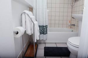 y baño con bañera, aseo y lavamanos. en Cozy Apartment near SFO en San Bruno