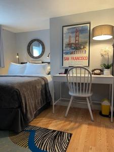 Cozy Apartment near SFO في سان برونو: غرفة نوم بسرير ومكتب وكرسي
