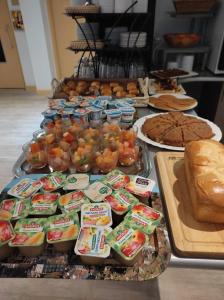 een tafel met veel verschillende soorten voedsel bij Hotel Belle Vue in Souillac