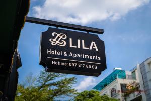 un cartello per un hotel e appartamenti in un edificio di LILA Hotel & Apartments ad Ho Chi Minh