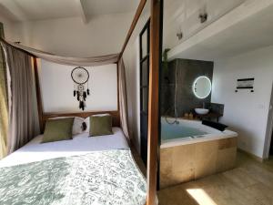 1 dormitorio con cama y bañera en "The Love Room Bandol" Jacuzzi & Vue Mer, en Bandol