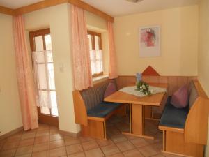 a small dining room with a table and chairs at Appartement beim Brunnen 12 in Sölden