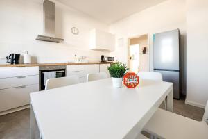 Kuchyň nebo kuchyňský kout v ubytování Modern & Chic Apartment with Balcony in Offenbach