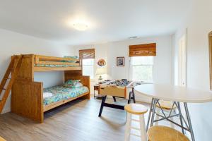 1 dormitorio con litera, escritorio y mesa en Pelican Paradise 770, en Avon 29 fotos más