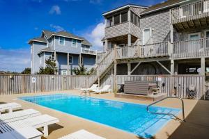 una piscina frente a una casa en Pelican Paradise 770, en Avon